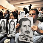 Los familiares con las fotos de las víctimas durante el juicio oral que se realizó en 2012. Imagen: Télam